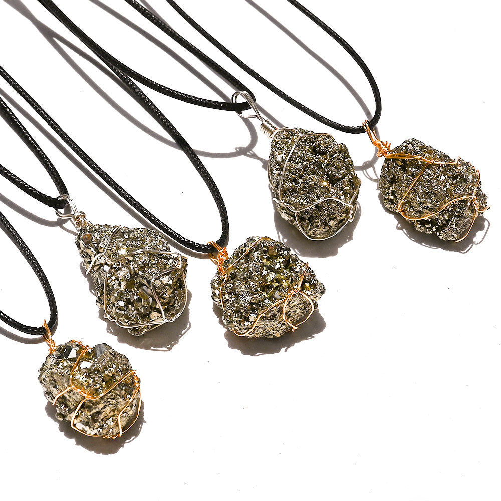 Pendentif en Pyrite Naturelle – Force, Protection & Éclat Doré