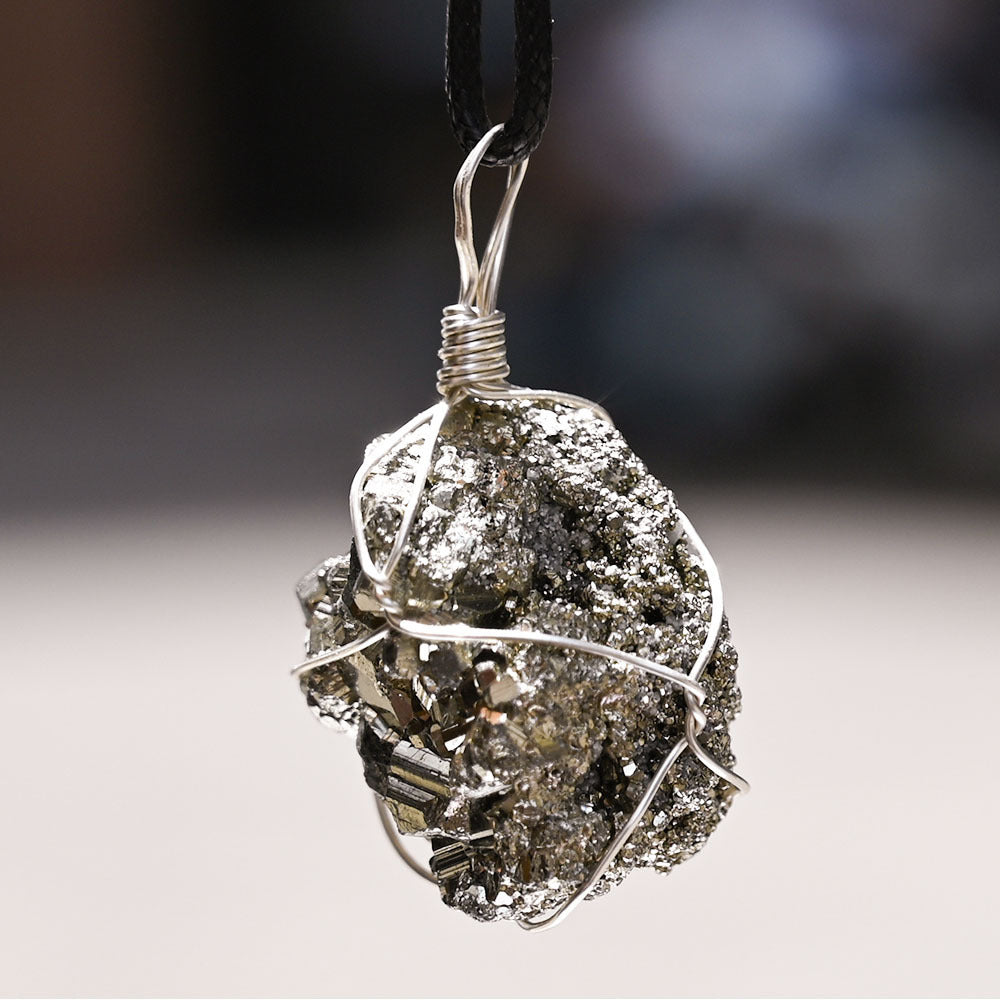 Pendentif en Pyrite Naturelle – Force, Protection & Éclat Doré