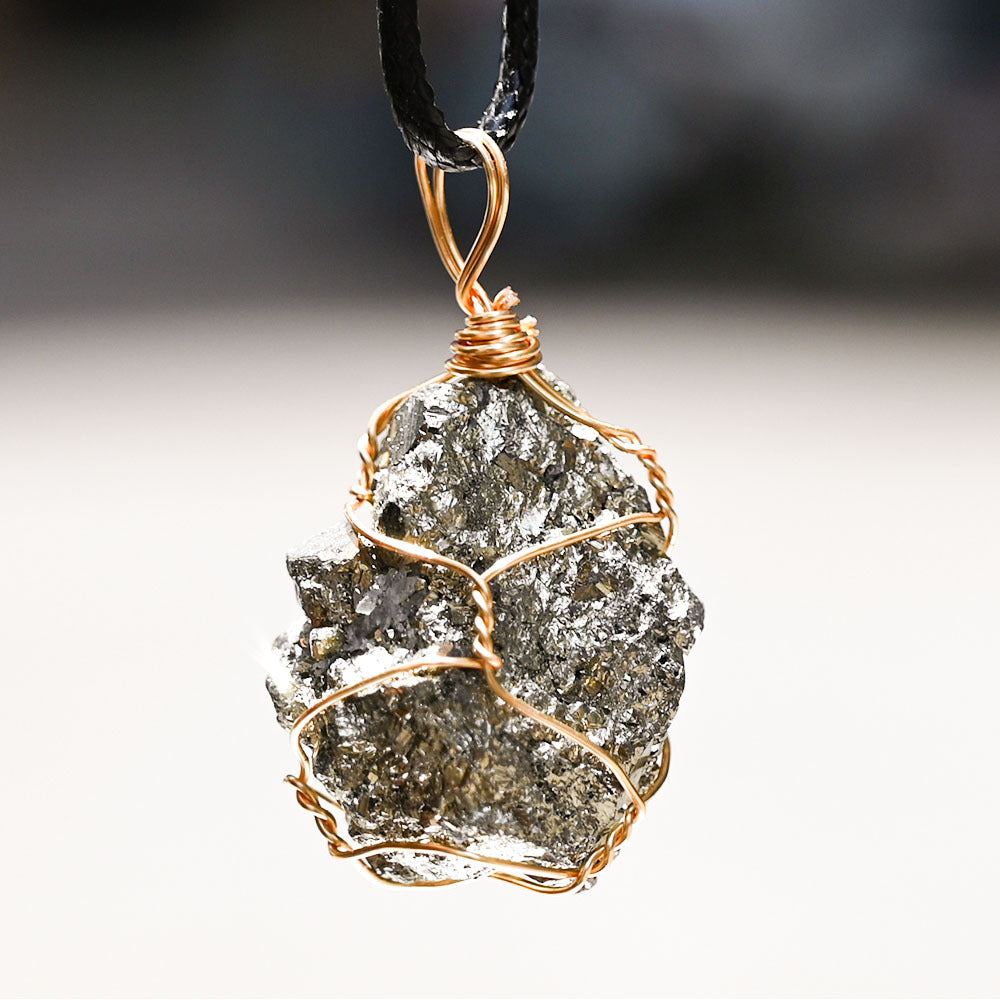 Pendentif en Pyrite Naturelle – Force, Protection & Éclat Doré